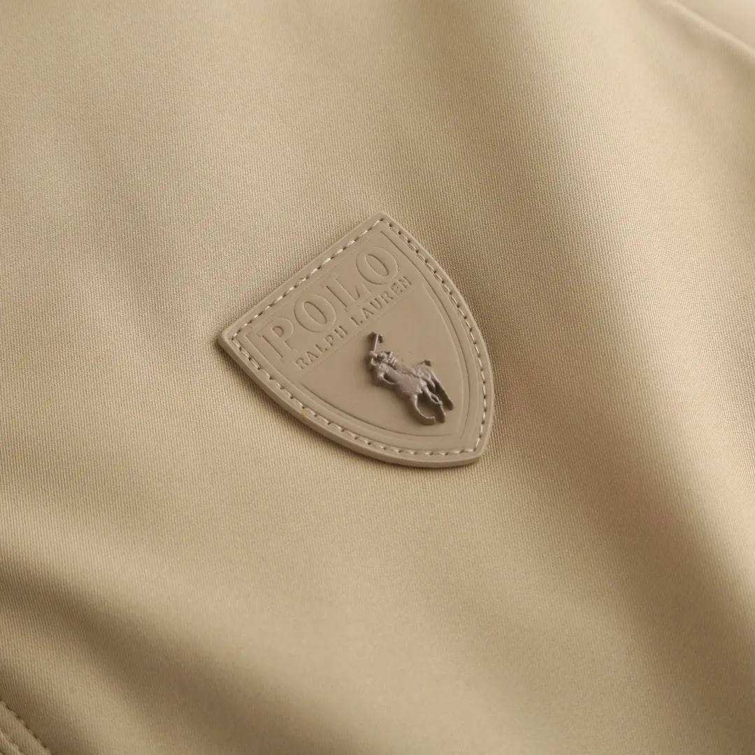 P560 Ralph Lauren 25FW Gorham cotton vest. The outer fabric is made of high-density nylon. The fabric is not only light and wear-resistant, but also effectively blocks wind and rain from the outside while keeping the inside dry. The inner fabric is soft nylon taffeta for a comfortable fit. The various parts of the vest (such as front and back panels, side panels, collar, etc.) are assembled together through precise splicing processes after being cut. When splicing, pay attention to aligning the seams to ensure that the whole piece is smooth and wrinkle-free. For the stitching at the splicing, hidden sewing technology is used to make the stitching less noticeable and improve the aesthetics. At the same time, for parts that are prone to wear and tear, such as collars and cuffs, reinforced splicing or hemming may be used to increase durability. Size:S-M-L-XL